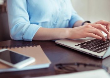 Trabalhar no laptop - Créditos: depositphotos.com / IgorTishenko