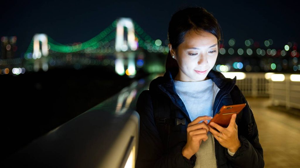 Usar celular a noite - Créditos: depositphotos.com / leungchopan