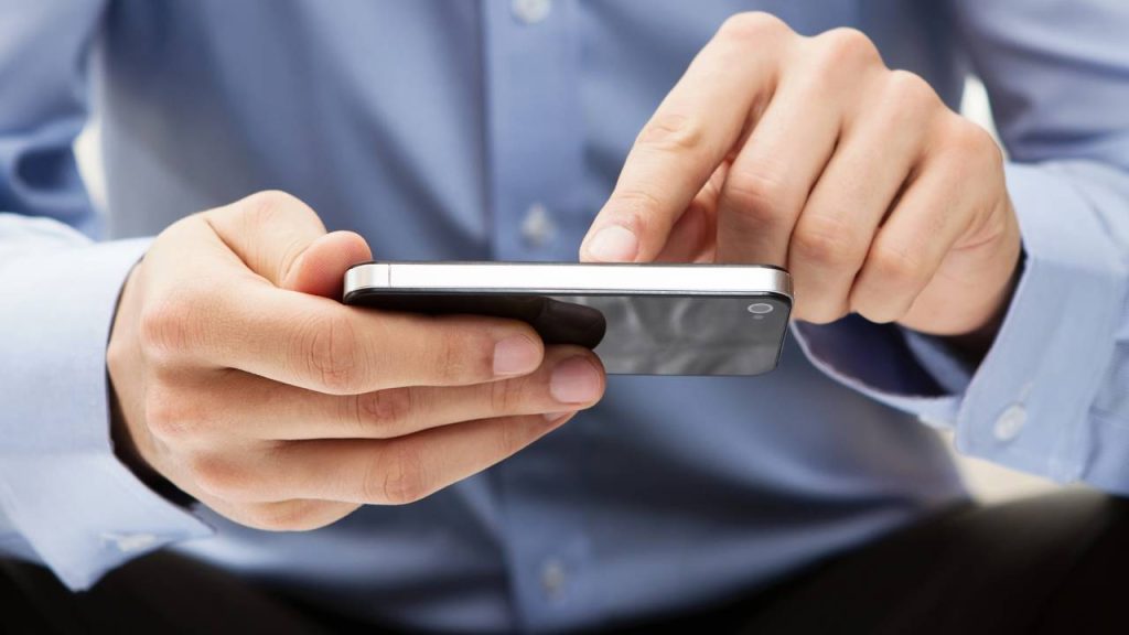 Homem usando celular - Créditos: depositphotos.com / Rangizzz