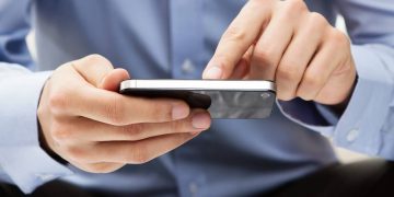 Usar celular - Créditos: depositphotos.com / Rangizzz