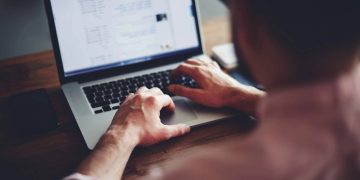 Homem usando laptop - Créditos: depositphotos.com / GaudiLab