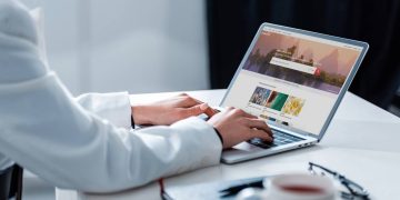 Acessar website pelo laptop - Créditos: depositphotos.com / AndrewLozovyi