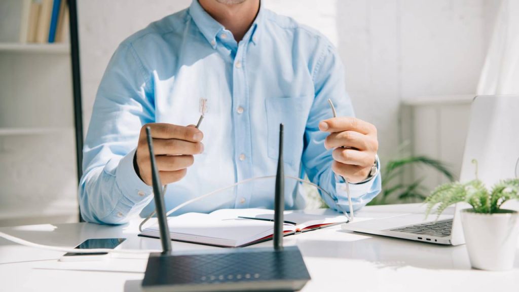 Configurando roteador Wi-Fi - Créditos: depositphotos.com / IgorVetushko