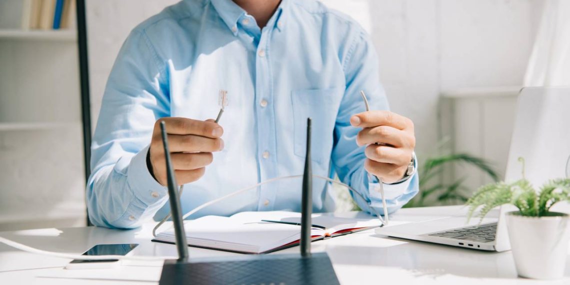 Configurando roteador Wi-Fi - Créditos: depositphotos.com / IgorVetushko