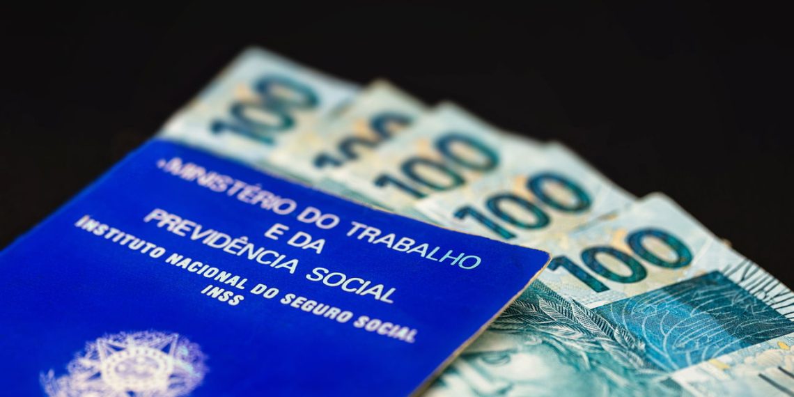 Carteira de Trabalho e dinheiro (Créditos: depositphotos.com / robertohunger)