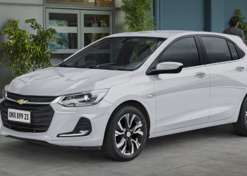 Modelos populares de carros 2025 que se destacam pelo preço acessível e economia Onix Foto: Divulgação/Chevrolet