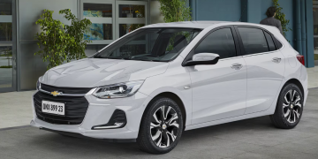 Modelos populares de carros 2025 que se destacam pelo preço acessível e economia Onix Foto: Divulgação/Chevrolet