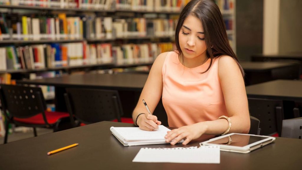 Estudante focada - Créditos: depositphotos.com / tonodiaz