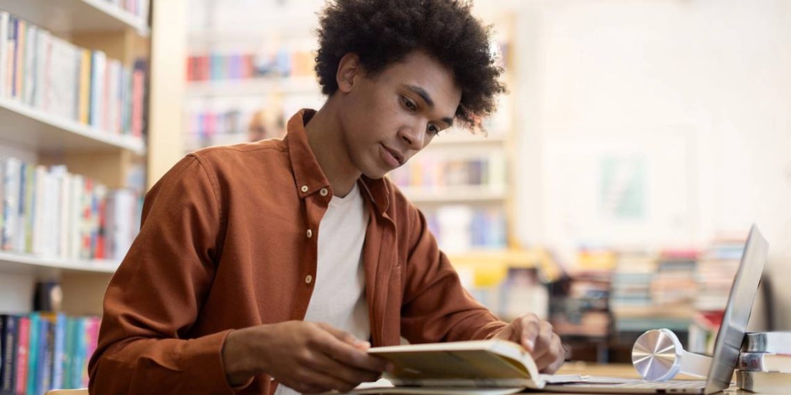 Estudante focado - Créditos: depositphotos.com / VLMstock