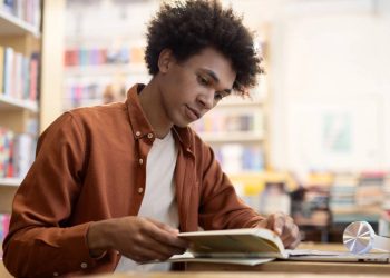 Estudante focado - Créditos: depositphotos.com / VLMstock