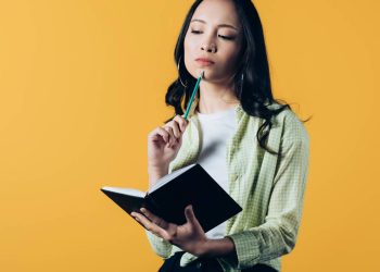 Mulher pensando - Créditos: depositphotos.com / VitalikRadko