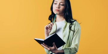 Mulher pensando - Créditos: depositphotos.com / VitalikRadko