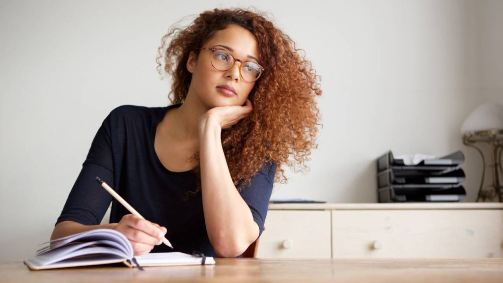 Aluna pensando - Créditos: depositphotos.com / mimagephotos