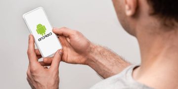 Homem usando celular Android - Créditos: depositphotos.com / HayDmitriy