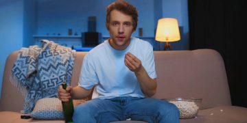 Assistir - Créditos: depositphotos.com / AntonLozovoy