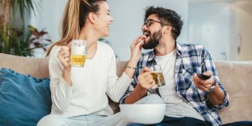 Assistir TV e comer - Créditos: depositphotos.com / adriaticphoto