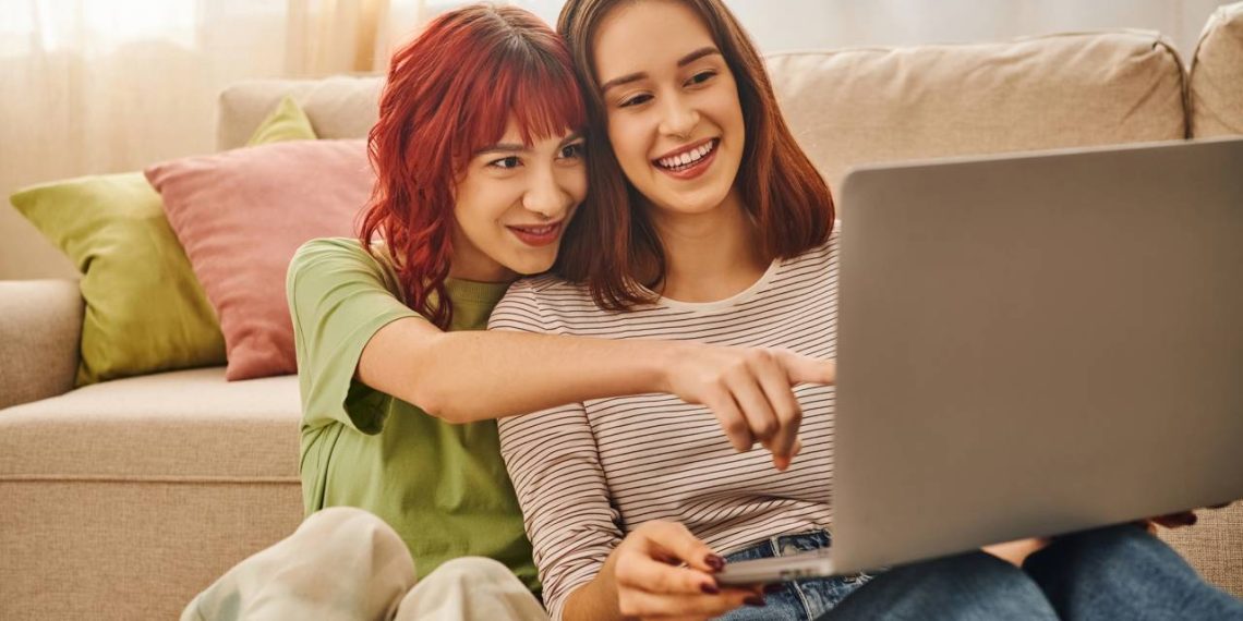 Assistir pelo laptop - Créditos: depositphotos.com / IgorVetushko