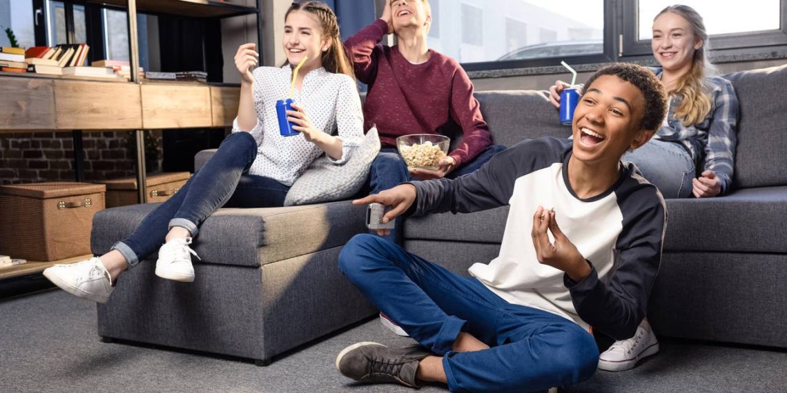 Jovens assistindo - Créditos: depositphotos.com / NatashaFedorova