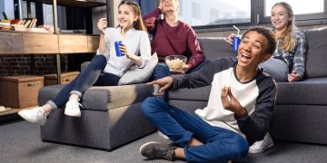 Jovens assistindo - Créditos: depositphotos.com / NatashaFedorova