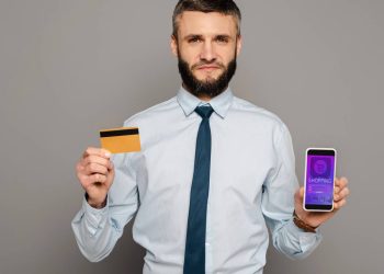 App bancário no celular - Créditos: depositphotos.com / IgorVetushko