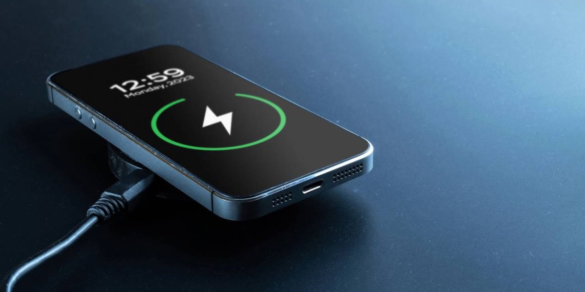 Celular carregando por indução - Créditos: depositphotos.com / Mvelishchuk