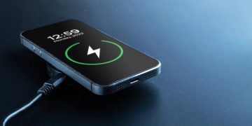 Celular carregando por indução - Créditos: depositphotos.com / Mvelishchuk