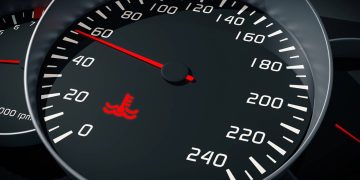 Aviso de superaquecimento no painel do carro (arrefecimento) - Créditos: depositphotos.com / vchalup2