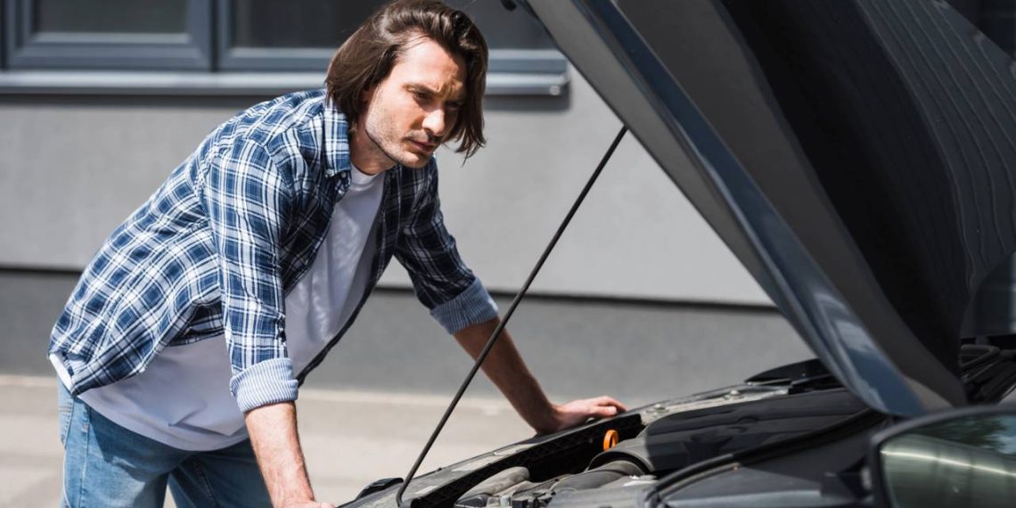 Carro quebrado - Créditos: depositphotos.com / AndrewLozovyi