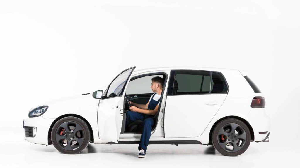 Homem enfrentando problemas técnicos no seu carro - Créditos: depositphotos.com / EdZbarzhyvetsky