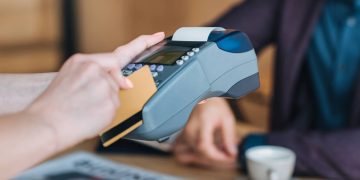 Comprar com cartão de crédito - Créditos: depositphotos.com / AlexLipa