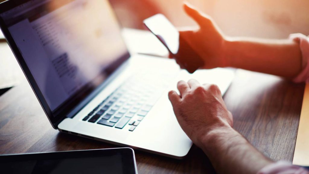 Salvar dados do celular no laptop - Créditos: depositphotos.com / GaudiLab