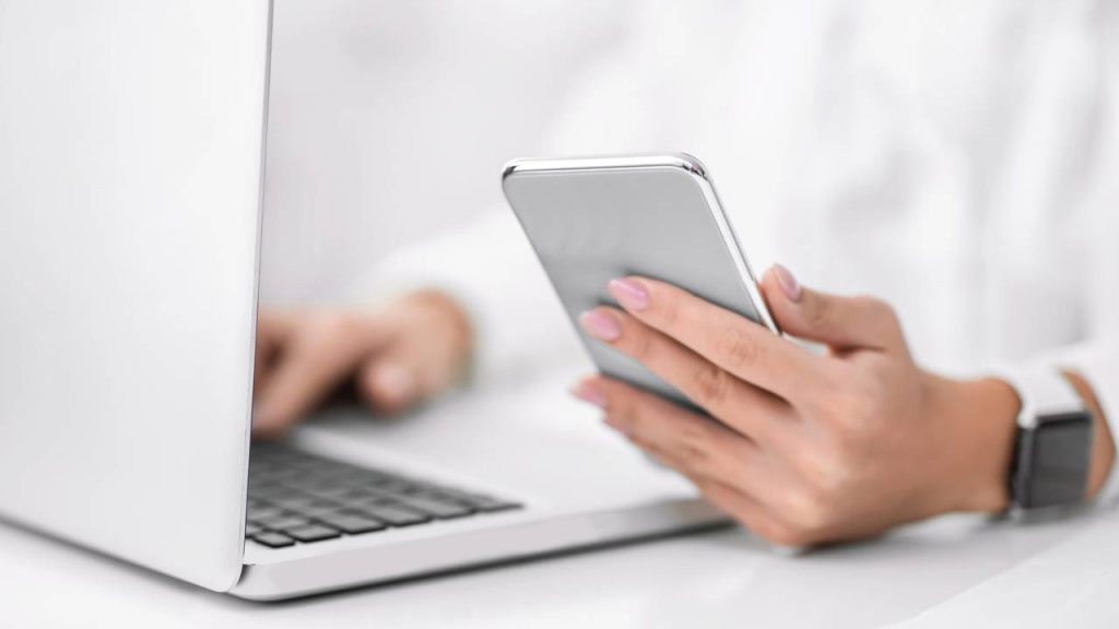 Celular e laptop - Créditos: depositphotos.com / Milkos