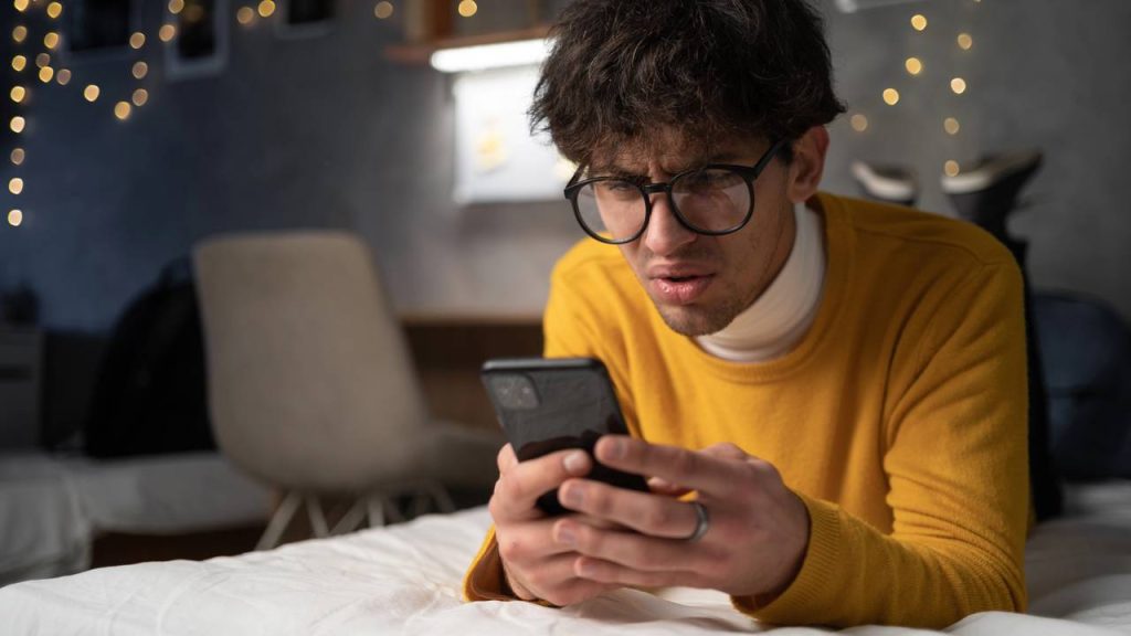 Homem usando celular - Créditos: depositphotos.com / andron19821982