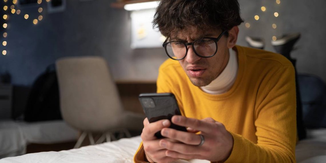 Homem usando celular - Créditos: depositphotos.com / andron19821982