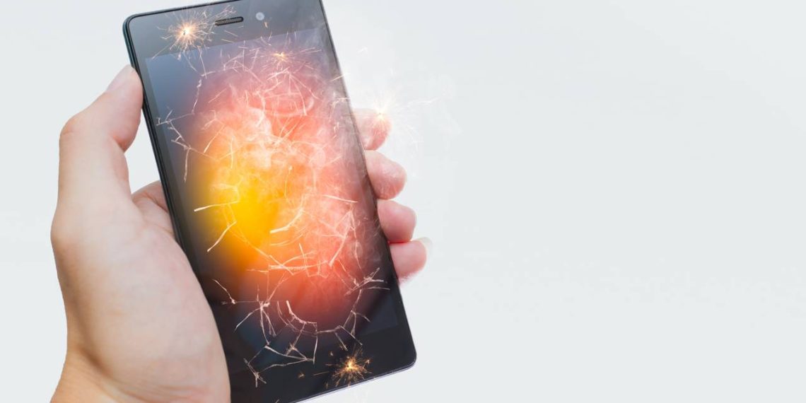 Celular superaquecido - Créditos: depositphotos.com / coffeekai