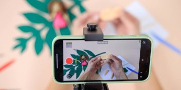 Celular gravando - Créditos: depositphotos.com / omnislash