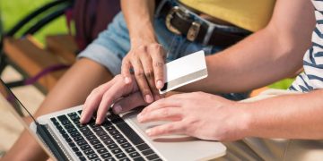 Comprar online - Créditos: depositphotos.com / AlexLipa