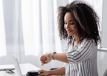 Estudante olhando relógio - Créditos: depositphotos.com / AndrewLozovyi