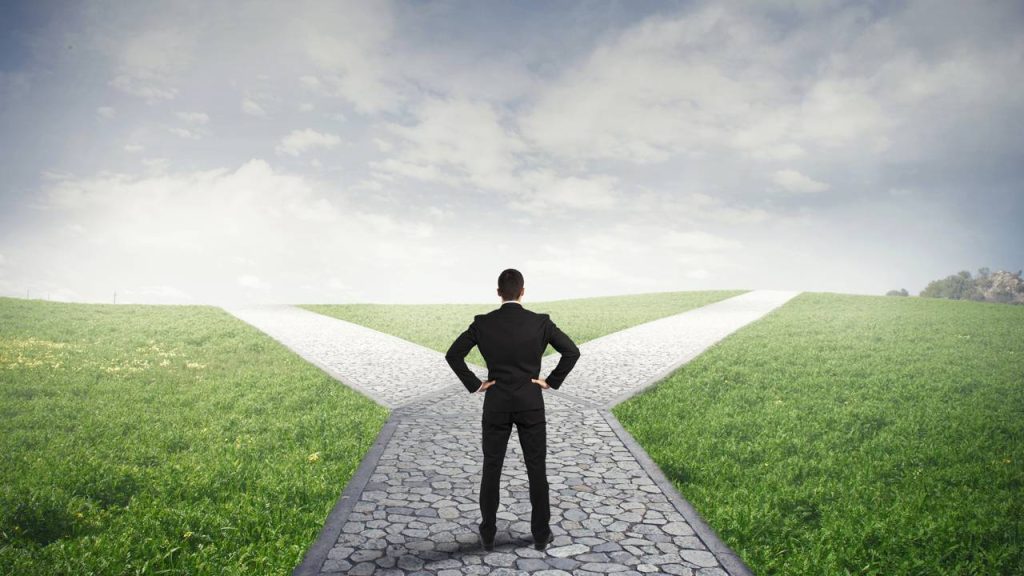 Representação de homem indeciso sobre qual caminho seguir - Créditos: depositphotos.com / alphaspirit