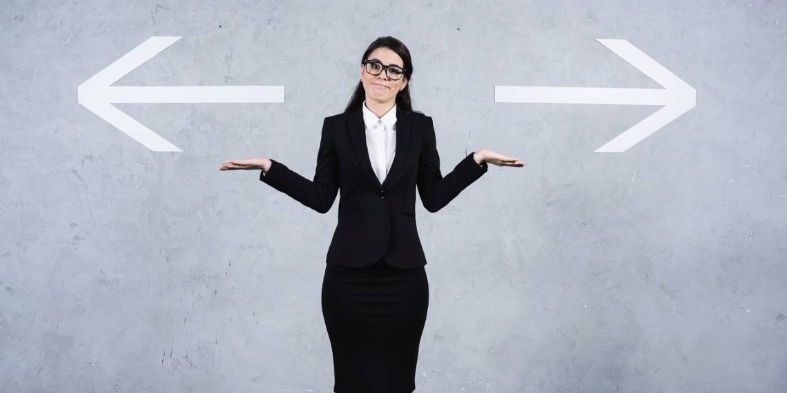 Mulher indecisa sobre qual lado seguir - Créditos: depositphotos.com / RostyslavOleksin