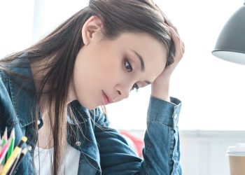 Jovem estudando - Créditos: depositphotos.com / AndrewLozovyi