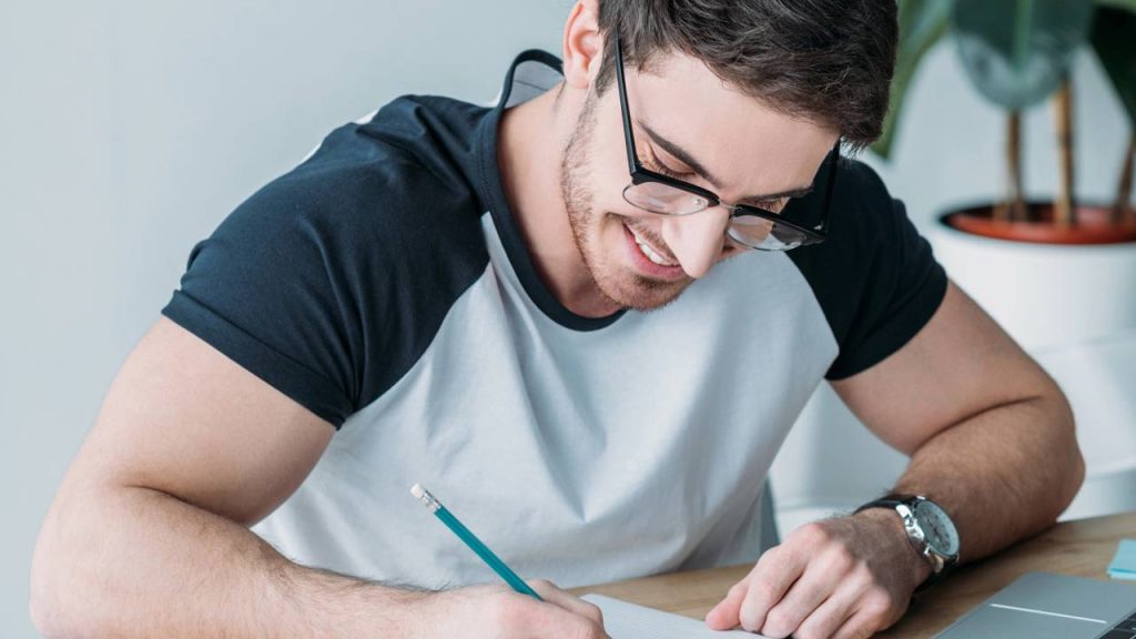 Jovem estudando - Créditos: depositphotos.com / IgorVetushko