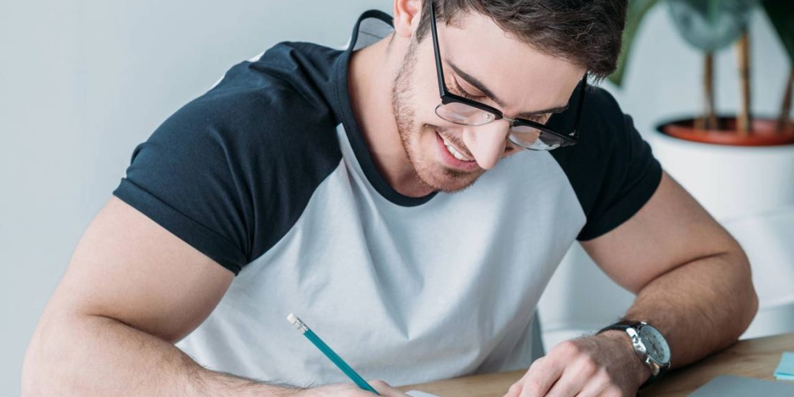 Jovem estudando - Créditos: depositphotos.com / IgorVetushko