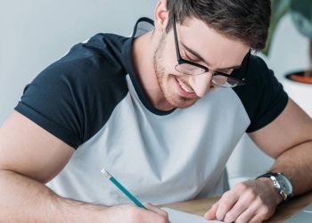 Jovem estudando - Créditos: depositphotos.com / IgorVetushko