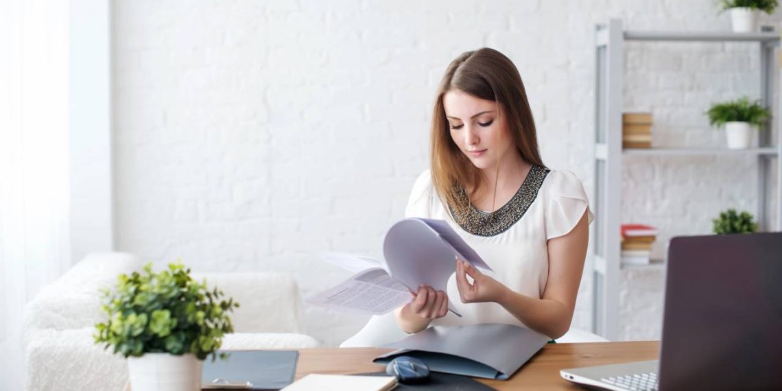 Jovem estudando - Créditos: depositphotos.com / undrey