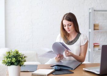 Jovem estudando - Créditos: depositphotos.com / undrey