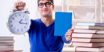Estudar com timer - Créditos: depositphotos.com / Elnur_