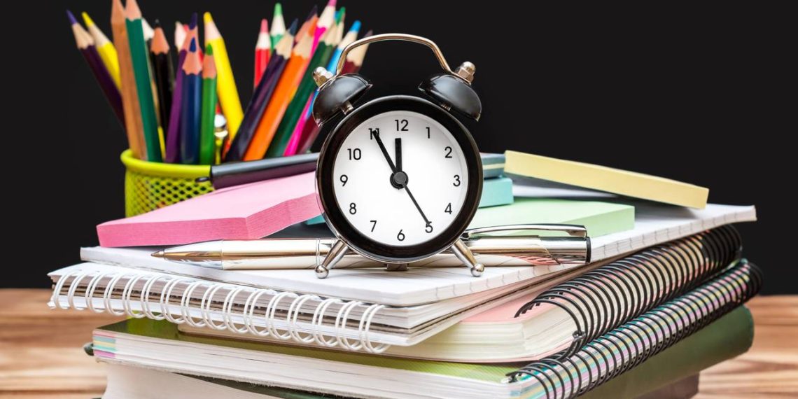 Estudar com relógio - Créditos: depositphotos.com / igorkol_ter