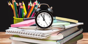 Estudar com relógio - Créditos: depositphotos.com / igorkol_ter
