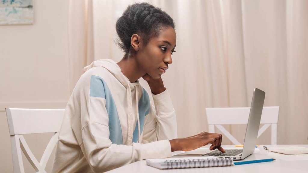 Jovem estudando em casa com laptop - Créditos: depositphotos.com / NatashaFedorova